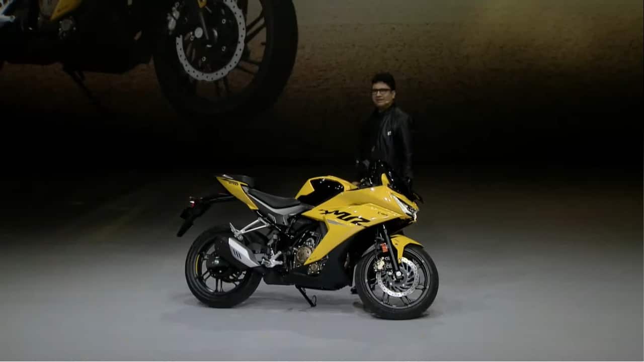 The new Karizma XMR features a Class-D LED projector headlight with integrated LED DRLs. The Karizma XMR features an inverted display LCD speedometer that provides a clear view of navigation and all data.