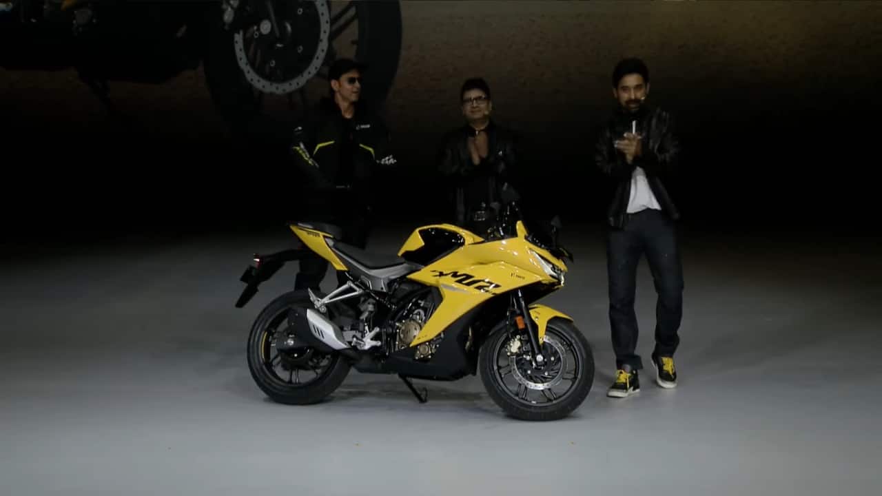 The Karizma XMR's all-new 210cc liquid-cooled DOHC 4-valve engine delivers 25.5 hp at 9250 rpm and 20.4 Nm of maximum torque at 7250 rpm.