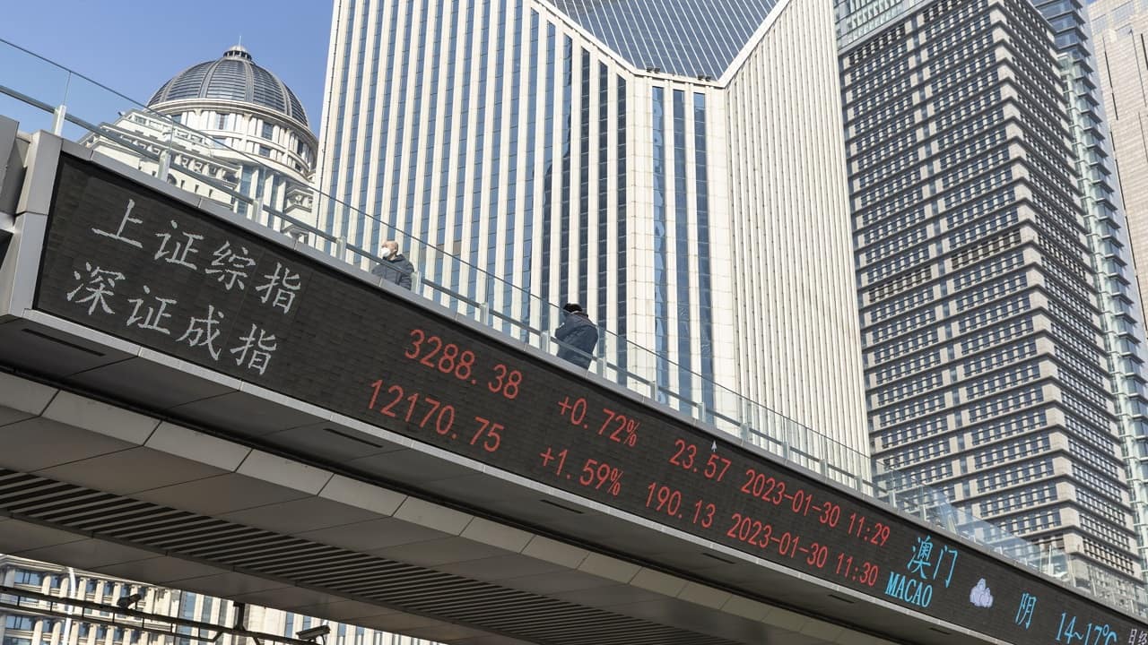 China cuts tax on stock trading to boost market confidence