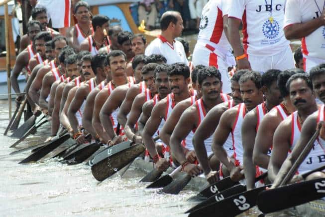 A snakeboat measuring 140 feet-long has over 100 players in one team.