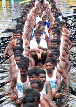 Besides oarsmen a snakeboat has drummers and singers onboard.