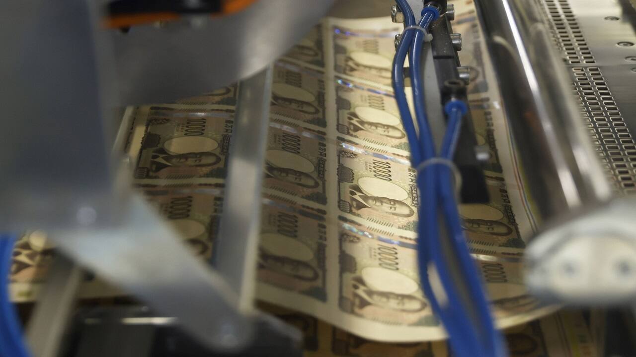 Yen slides to weakest since November on wide Japan-US yield gap