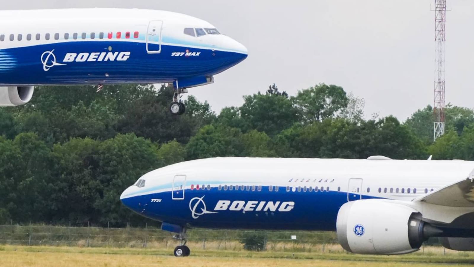 Boeing shares tumble, weighing on Dow