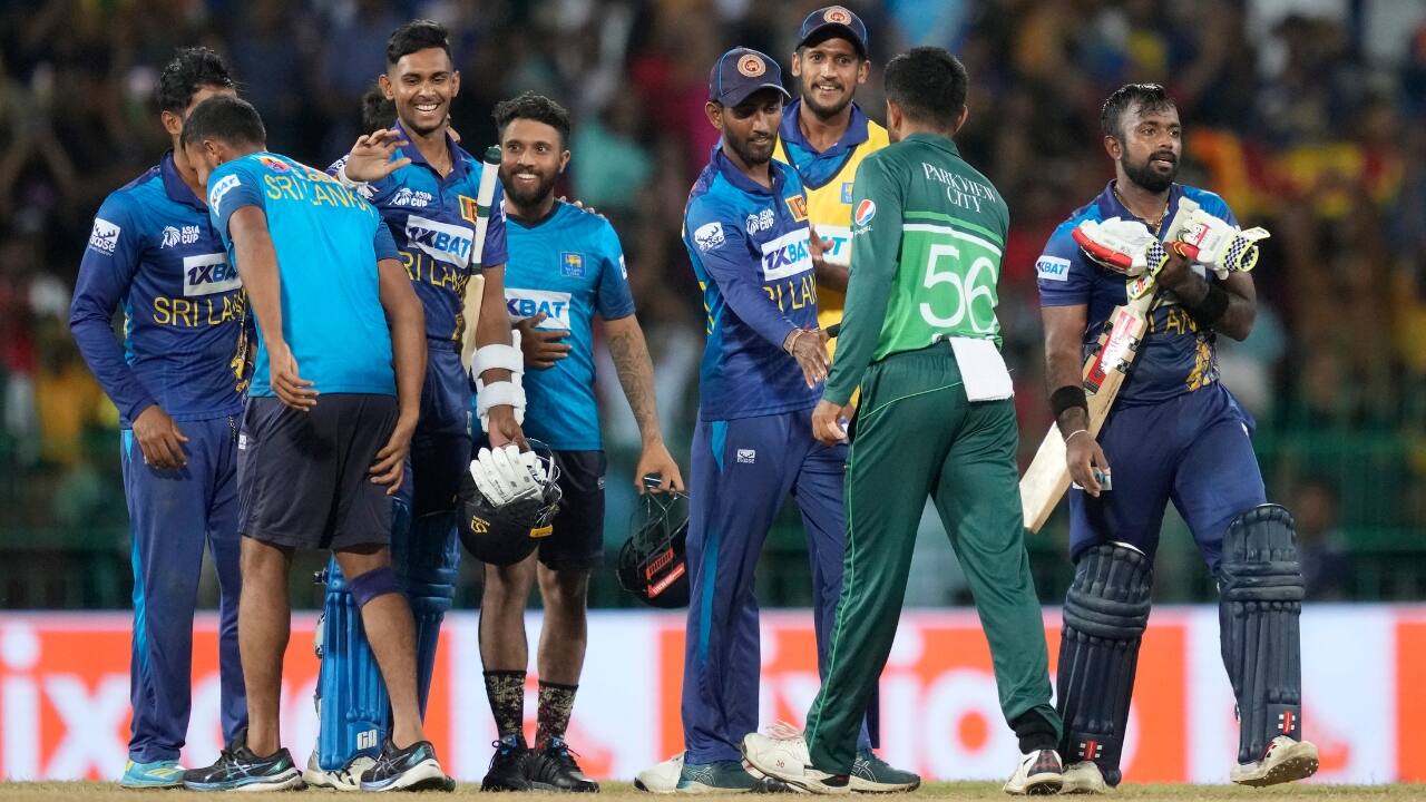 Sri Lanka beat Pakistan by 2 wickets, faces India in Asia Cup final