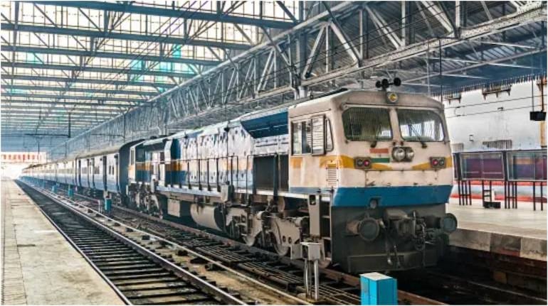 Mumbai local train passengers bid farewell to motorman in viral video ...