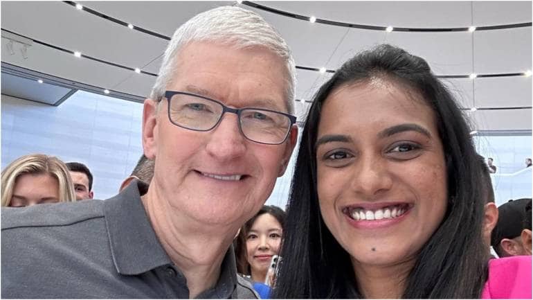 PV Sindhu shares selfie with Apple CEO Tim Cook, offers to play badminton on his next India visit - Vimarsana News