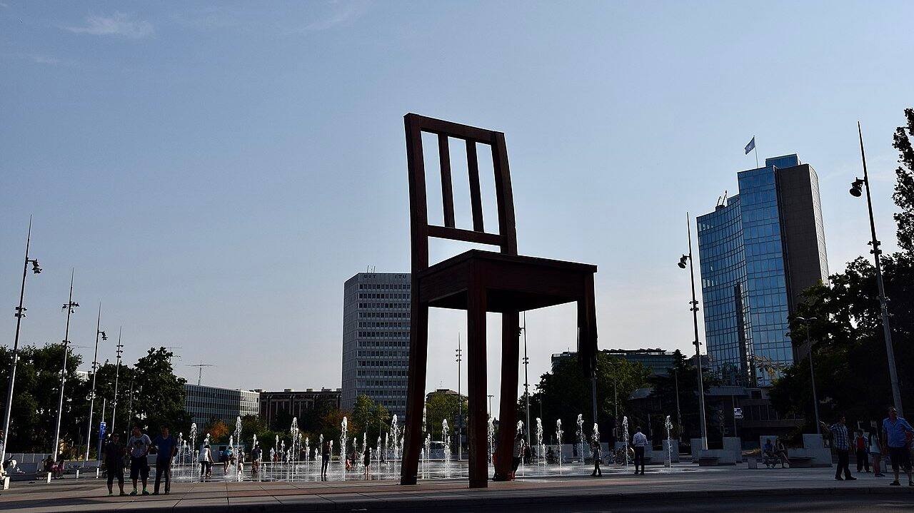 Broken Chair by Daniel Berset at Place des Nations, Geneva (Photo by Ank Kumar via Wikimedia Commons)