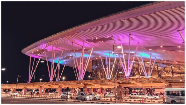 Woman, carrying 72 snakes inside bags, escapes from Bengaluru airport: Report - Vimarsana News