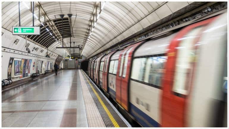 Man grooving to 'Chhaiyya Chhaiyya' in London metro is what you need to kickstart the weekend - Vimarsana News