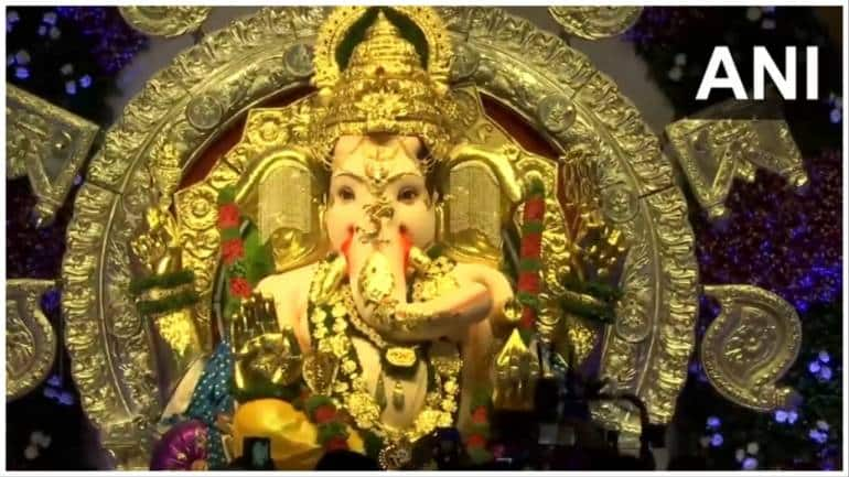 ganesh chaturthi: Ganesh Chaturthi: Devotees offer prayers at Mumbai's  Lalbaugcha Raja, watch! - The Economic Times Video | ET Now