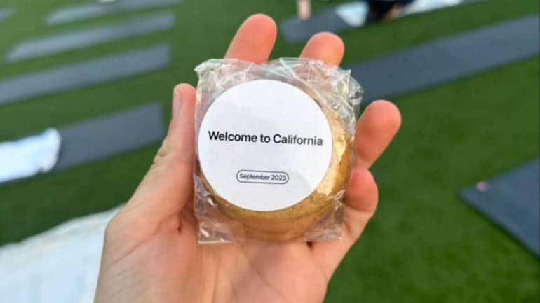 Apple trolled for plastic-wrapped cookies at iPhone 15 event after tall environmental claims - Vimarsana News