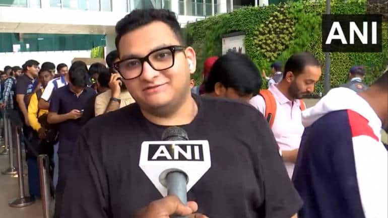 Ahmedabad man stood in line for 17 hours to buy first iPhone 15 in Mumbai - Vimarsana News