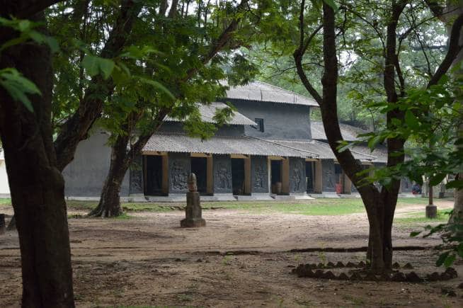 Kalo Bari, the house built with mud and coal tar, in Santiniketan. (Photo: Wikimedia Commons)