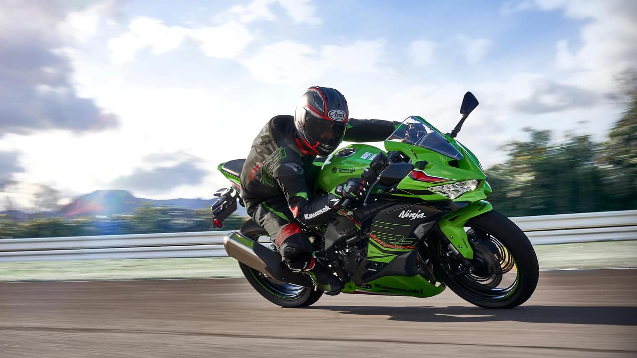 The performance | The most exciting part of the ZX-4R, however, is the powertrain. The 400cc liquid-cooled setup gets four pistons providing four explosions and spinning up to a loud 15,000 rpms. This allows the engine to reach power outputs of a whopping 78 hp and 80 hp when assisted by the RAM air intake. For context, any of its closest 400cc rivals in India produce just a little over half of that number. The KTM, for example, produces just about 43.5 hp of power peaking at 9,000 rpm. Torque on the other hand, as expected is about the same as the KTM at 39 Nm. With these figures, the ZX-4R is easily capable of top speeds over the 200 km/h mark. Now, there are two, more powerful variants of the ZX-4R, the ZX-4RR and SE, but these aren’t expected to make it to our shores. (Image: Kawasaki)