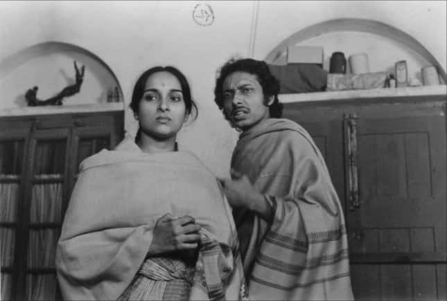 Mamata Shankar and Anjan Dutt in Kharij (Image: Courtesy Sen family collection)