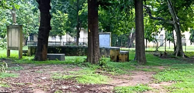 Open-air class areas with teacher's bench facing the students' bench. (Photo: Shamik Bag)