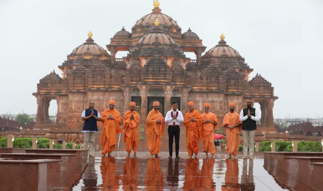 British Prime Minister Rishi Sunak and his wife Akshata Murty reached the Akhshardham temple in Delhi on Sunday morning to offer prayers. 