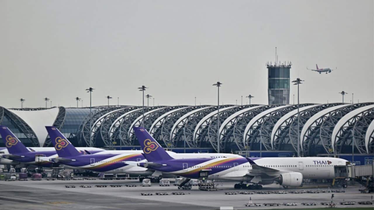 The satellite terminal, built at a cost of approximately 35 billion baht (US$1 billion), was inaugurated for use on September 29 by Airports of Thailand Pcl, which manages Bangkok's Suvarnabhumi international airport.
