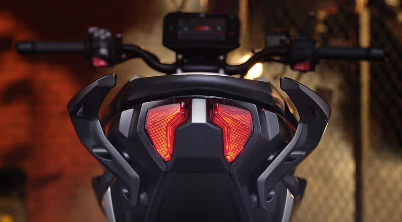 Another first-in-class feature is the Class D Dynamic LED headlamp. This gives the headlamp three levels of brightness that changes automatically depending on the speed the bike is travelling at. The rear brake lamp, too, flashes rapidly under hard braking. Additionally, the Apache also comes with several accessories including a visor, pannier and top-box kit and knuckle guards among others. (Image: TVS Motor)