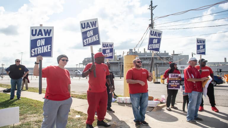 US auto workers strike, winning support from Biden - Vimarsana News