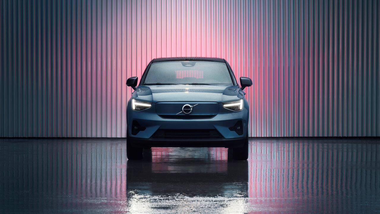 The design | At the front, the C40 is identical to its standard SUV counterpart. It gets the same headlamp design with the Thor’s hammer LED DRLs and a closed-off grille. The pixel LED headlamps are also exclusive to the C40 and no other Volvo in India has it. Over on the side, it gets a set of 19-inch alloys and this is also where the coupe design is most apparent. In profile, the roof slopes downward towards the rear and the rear windshield has been raked steeply to flow seamlessly from the roof to the tail. (Image: Volvo)