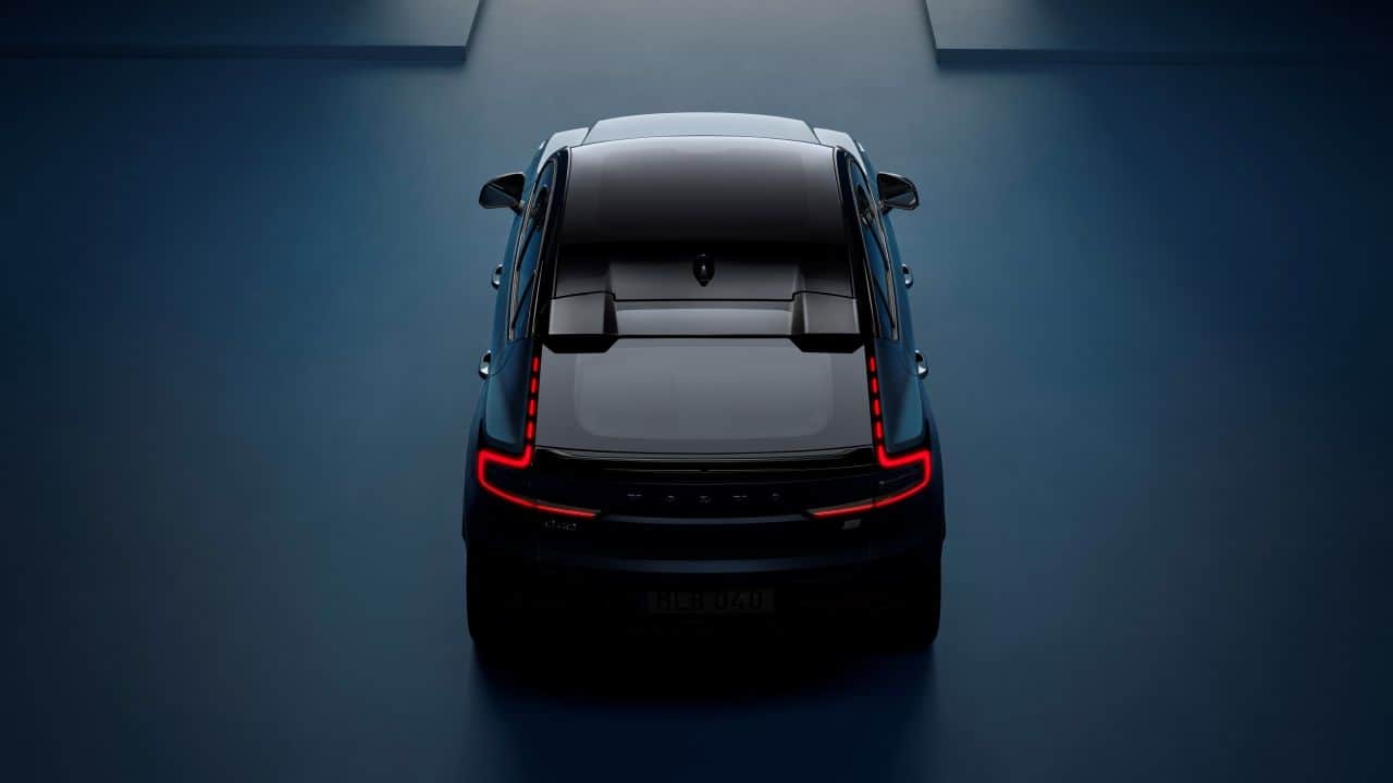 Because of the coupe styling, Volvo has had to redesign the tailgate resulting in sleek looking tail lamps that wrap around the sides a little bit. Viewed from the rear, the C40 also seems to have a wider stance. Additionally, there is a two-part spoiler, too, one which is blacked out and sits on the boot lid and a twin-pod spoiler on the edge of the roof. All of these changes allow for the coupe to adopt a very sporty stance. As for dimensions, the Volvo C40 sits at 4,440 mm, 2,034 mm and 1,591 mm in length, width and height respectively. The wheelbase is measured at 2,702 mm. (Image: Volvo)