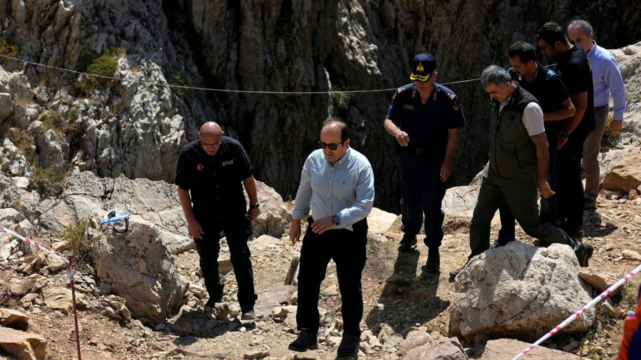  Around 190 people from Turkey and eight other nations—Italy, Hungary, Bulgaria, Romania, Croatia, Poland, Albania—as well as the United States—are helping with the rescue operation. More than 150 of them are search and rescue specialists. (Image: AP)