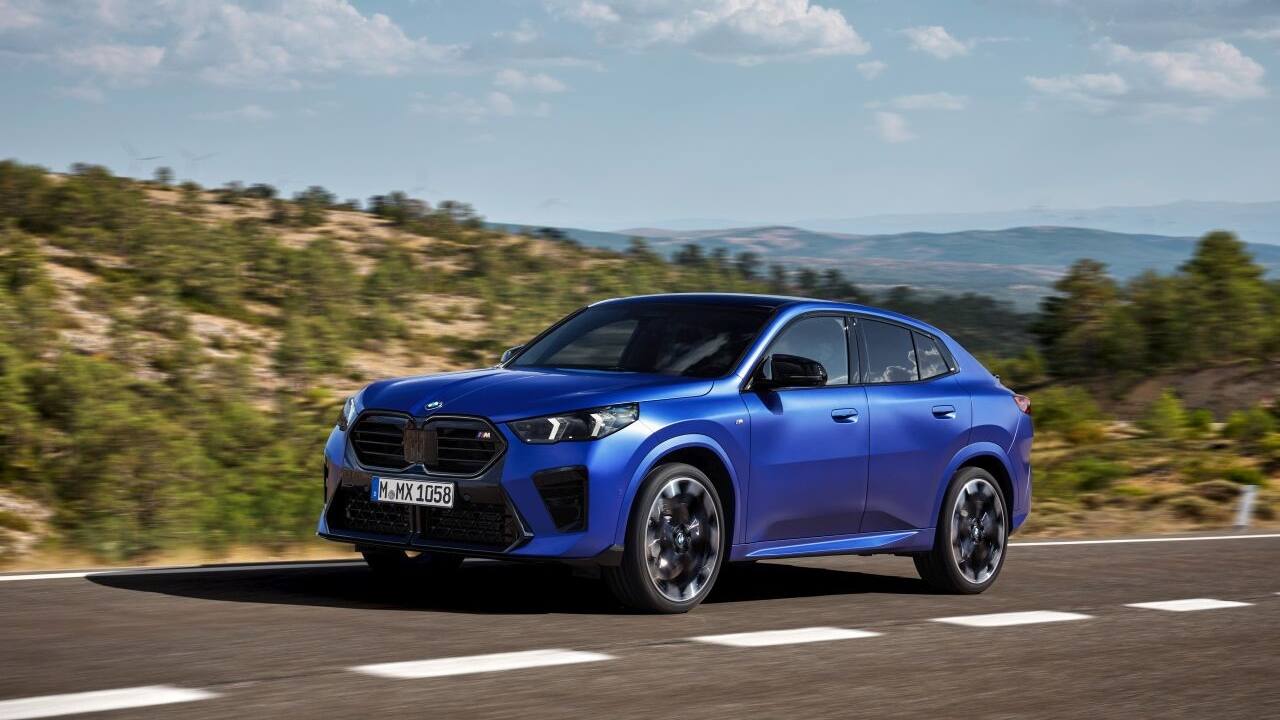 The BMW X2 has always been known for its distinctive styling and athletic proportions. With the second generation, it has become even more alluring. Measuring 4,552 mm in length, 1,845 mm in width and 1,560 mm in height, the new X2 is 200 mm longer, 21 mm wider, and 64 mm taller than its predecessor. This size increase not only gives it a more imposing road presence but also results in enhanced practicality. Passengers will enjoy 115 litres of additional luggage capacity and rear-seat passengers benefit from increased legroom. (Image: BMW)