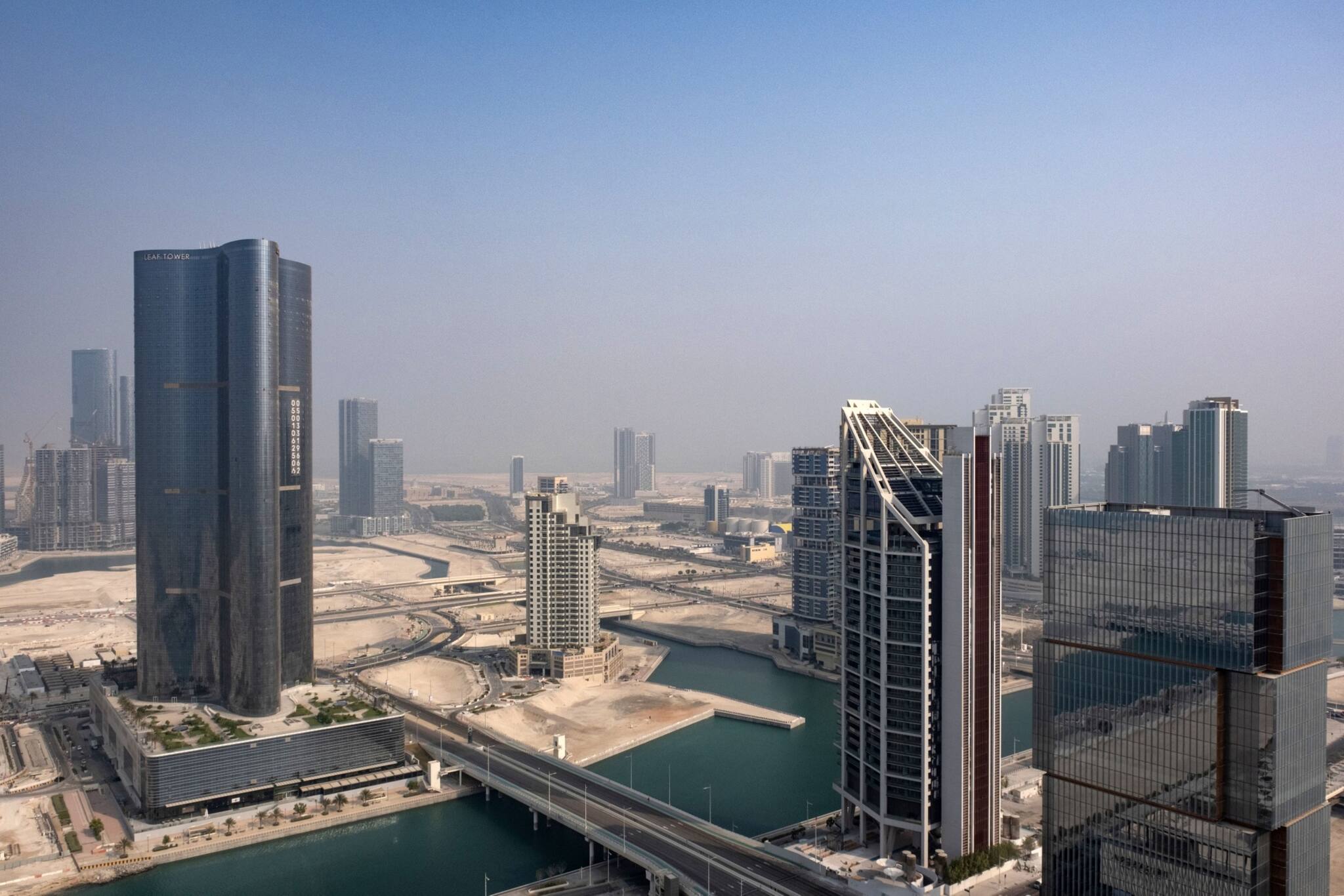 Dalio’s Abu Dhabi Penthouse Shows Rise of New Hedge Fund Hubs