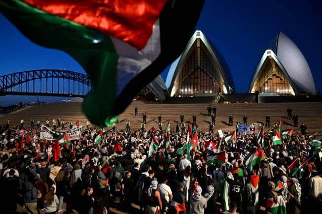 Participants of a pro-Palestinian rally react outside the Sydney Opera House in Sydney, October 9, 2023. (AAP Image/Dean Lewins via Reuters)