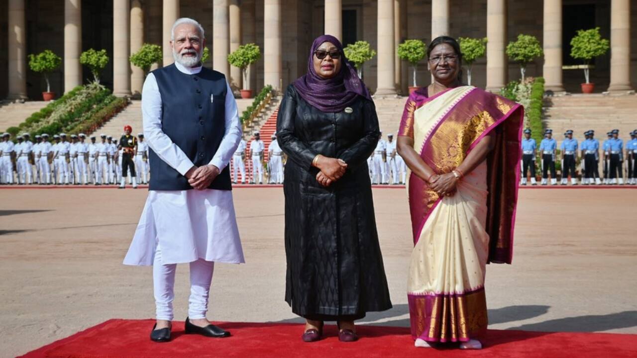 PM Modi and President Draupadi Murmu welcomed President Samia Suluhu Hassan. Samia Suluhu Hassan appreciated the excellent existing relationship between the two countries, noting that her visit would open new avenues for the political and economic development of India and Tanzania. (Image: X/@MEAIndia)