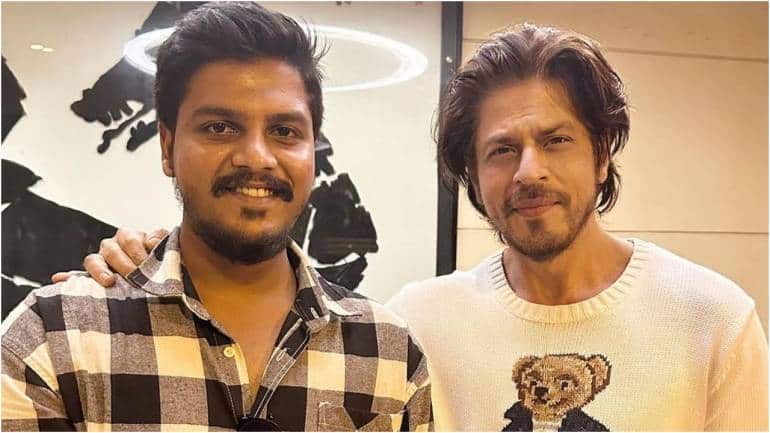 How a die-hard fan of Shah Rukh Khan met the actor after a month-long quest - Vimarsana News