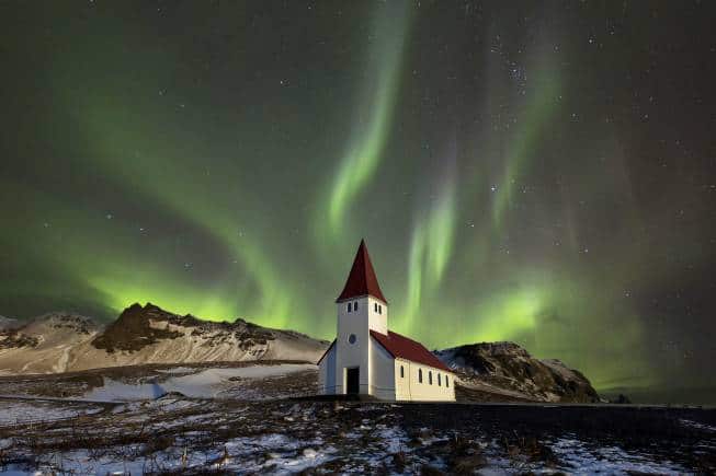 The aurora or northern lights shot with a Canon camera over the Víkurkirkja church at Vik in Iceland on a clear night. (Photo: Wikimedia Commons)