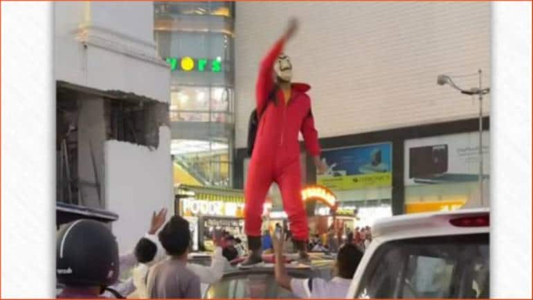 Man dressed in 'Money Heist' costume showers cash on crowd in Jaipur. Watch - Vimarsana News