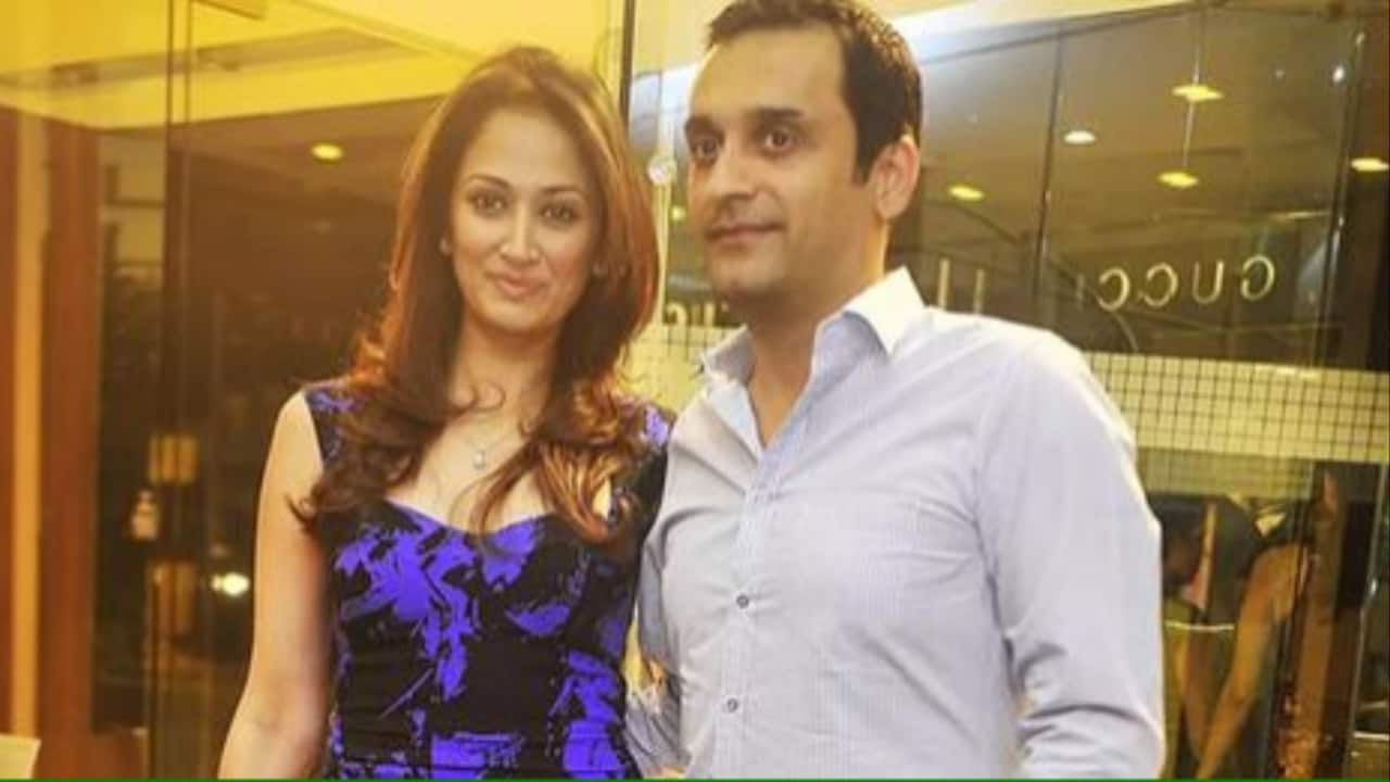 Mumbai builder Vikas Oberoi, wife Gayatri involved in fiery Lamborghini crash. Video Mumbai builder Vikas Oberoi, wife Gayatri involved in fiery Lamborghini crash. Video