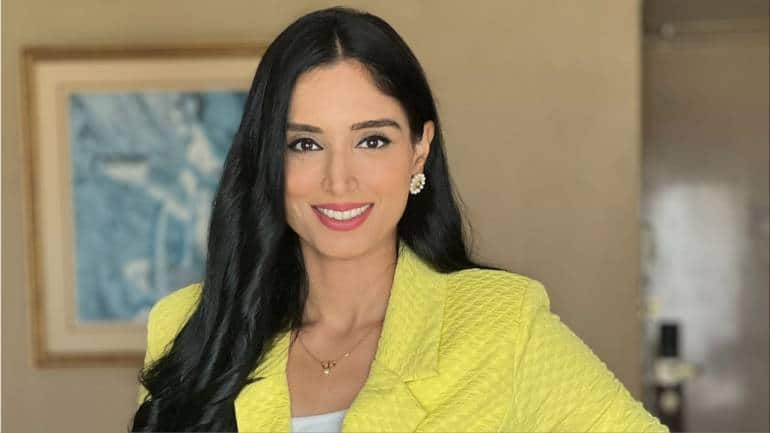 Pakistani presenter Zainab Abbas leaves India after backlash on social media - Vimarsana News