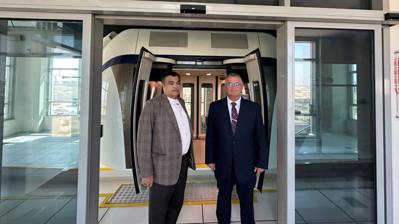 Gadkari announced that uSky Technology from Sharjah, UAE, has tied knots with iSky to bring Sky Buses to India. He said, “The elevated rail cable system will minimize land use making it a valuable addition to nation’s infrastructure.” (Image: Twitter/ Nitin Gadkari)