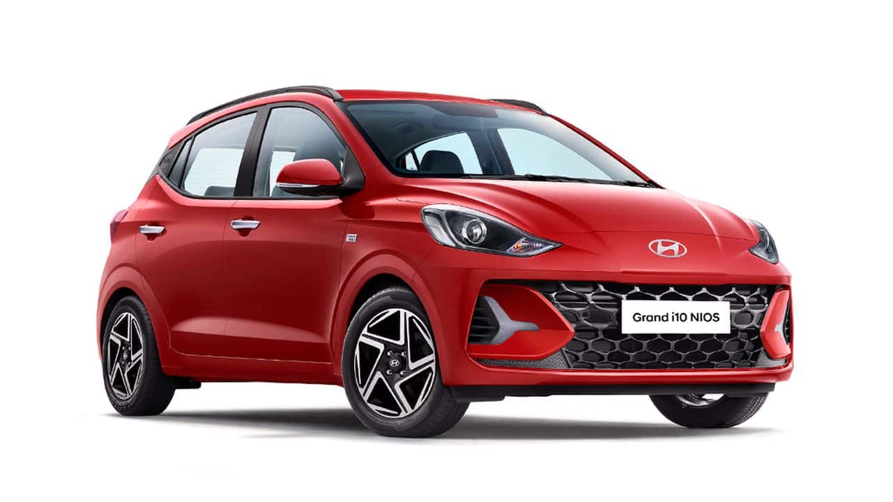 Hyundai Grand i10 Nios | Offer: Discounts up to Rs 50,000 | The Grand i10 Nios is Korean carmaker, Hyundai’s entry-level hatch and for this festive season is being offered with an exchange bonus Rs 10,000, cash discounts of Rs 30,000 and corporate benefits up to Rs 10,000 allowing for total discounts of up to Rs 50,000. The i10 Nios is priced in a range of Rs 5.84 lakh and Rs 8.51 lakh, ex-showroom. The facelifted hatchback was launched back in January sporting all-new bumpers, tri-arrow-shaped LED DRLs and 15-inch alloys. Minor updates to the interiors also were made with new colours and a refreshed instrument cluster. Powering the Nios is the same 1.2-litre naturally aspirated petrol that produces 83 hp and 113.8 Nm. Transmission options include a 5-speed manual or an AMT gearbox. There is a factory-fitted CNG kit also available on this engine option. This is mated to a single 5-speed manual gearbox and produces 69 hp of maximum power and 95.2 Nm of peak torque. Unfortunately, with the arrival of the facelift, the 100 hp turbo-petrol engine was taken away and kept reserved for the higher models in Hyundai’s lineup. (Image: Hyundai)