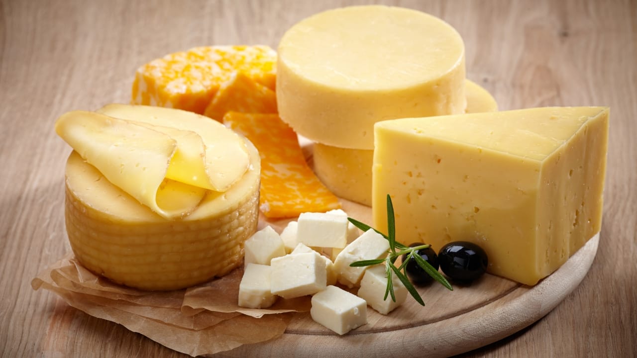 Add cheese, veggies, berries, beans, and chicken in your daily diet to prevent dementia