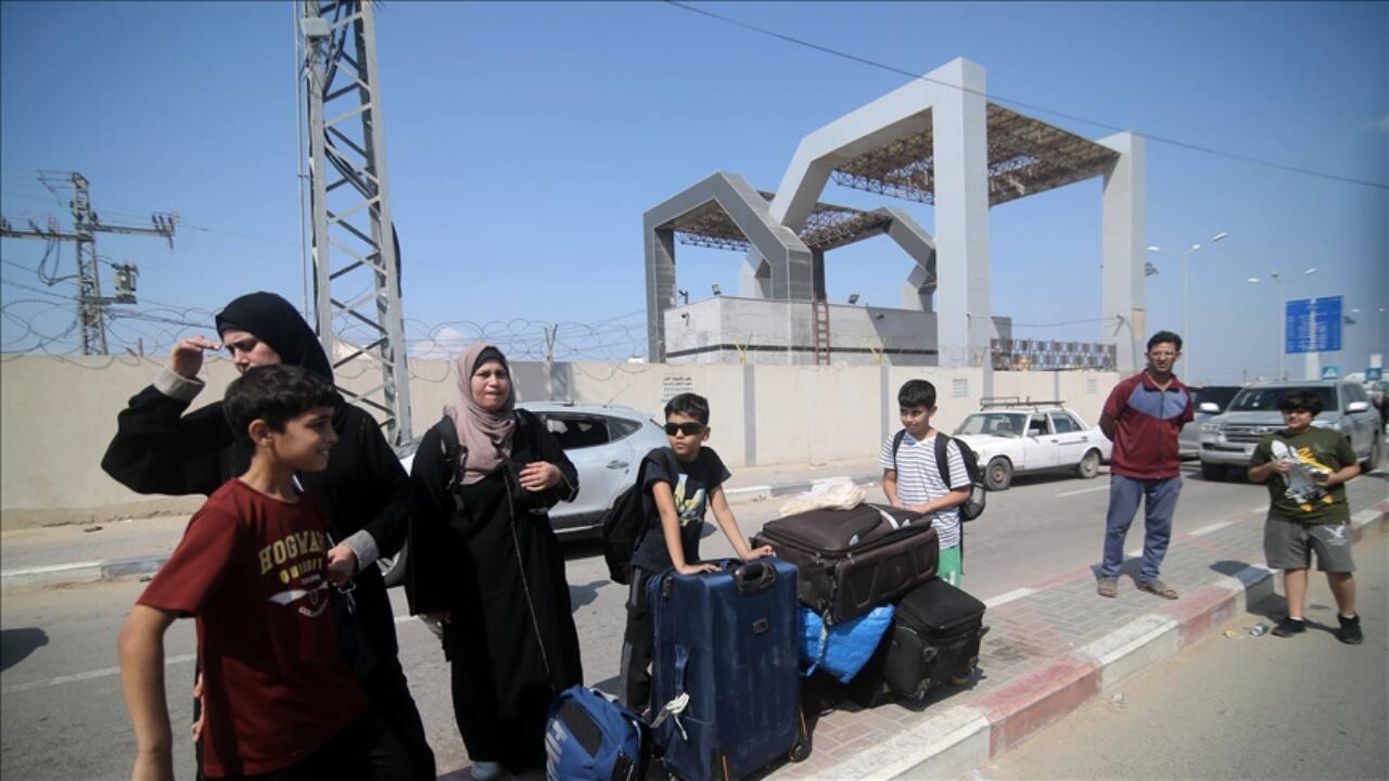 The head of Gaza's media office refuted claims of communication from Egypt about the Rafah border's opening. Salama Marouf emphasized they had not received any official confirmation, stating that the information circulating in Israeli media was unsubstantiated. Reports of a five-hour ceasefire in southern Gaza for civilian evacuation have surfaced in Western media, but without official confirmation. (Image: Reuters) The head of Gaza's media office refuted claims of communication from Egypt about the Rafah border's opening. Salama Marouf emphasized they had not received any official confirmation, stating that the information circulating in Israeli media was unsubstantiated. Reports of a five-hour ceasefire in southern Gaza for civilian evacuation have surfaced in Western media, but without official confirmation. (Image: Reuters)