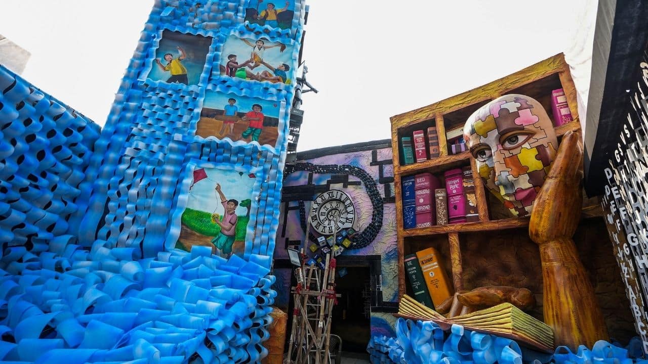 On the last day of Durga Visarjan, there is a big festival of Sindoor Khela in which married women first offer vermillion to Goddess Durga, then apply vermillion to other married women and bless them with good life and fortune. (Image: PTI) On the last day of Durga Visarjan, there is a big festival of Sindoor Khela in which married women first offer vermillion to Goddess Durga, then apply vermillion to other married women and bless them with good life and fortune. (Image: PTI)