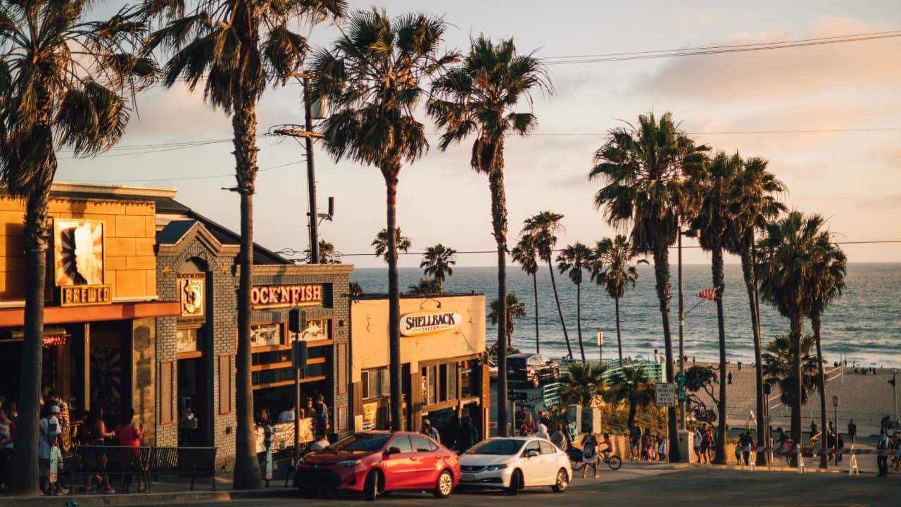 When in LA, remember to tip restaurant servers 20-25 percent. (Photo credit: Roberto Nickson via Unsplash)