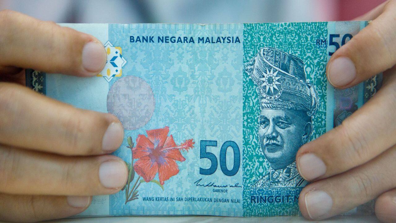 Ringgit falls to 25-year low, the worst performer in Asia after Yen this year