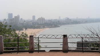 One of the key factors contributing to Mumbai's worsening air quality is the slowdown of surface winds from highs of 12-13 kmph to just below 4-5 kmph. (Photo credit: Kristina DC Hoeppner via Wikimedia Commons)