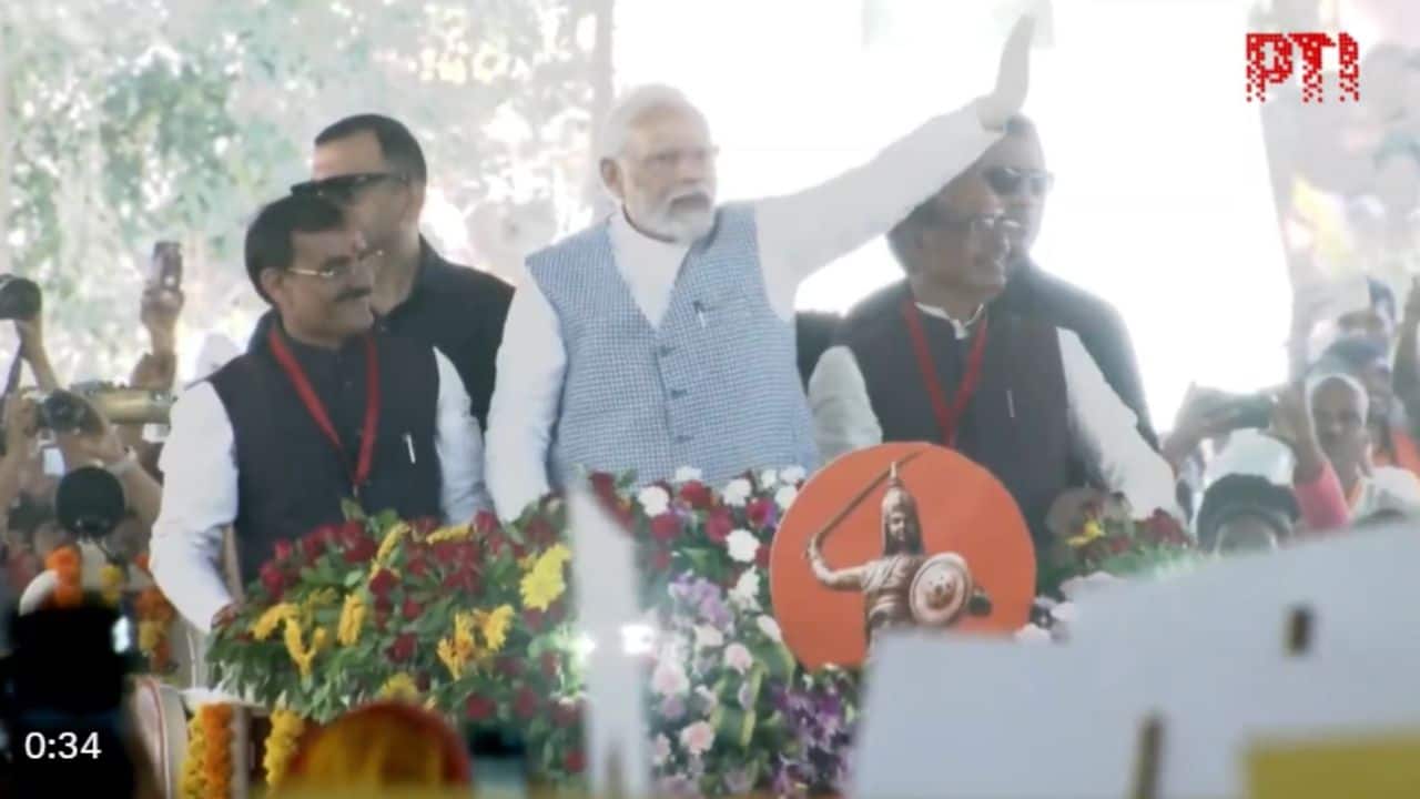 When PM Modi arrived in Jabalpur to lay the foundation stone and dedicate numerous projects, he held a mega roadshow. He received a warm welcome. (Image: ANI)