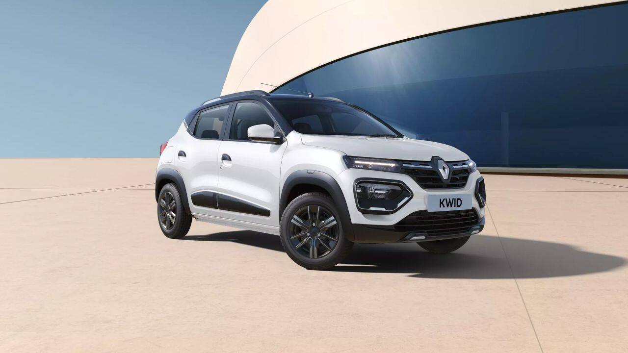 Renault Kwid | Offer: Benefits up to Rs 50,000 | Starting off with the Renault Kwid priced at an ex-showroom price of Rs 4.69 lakh, the manufacturer is kindly offering benefits that total up to Rs 50,000. This includes a Rs 20,000 cash benefit as well as a Rs 20,000 loyalty benefit extended to those that are already Renault car owners. What makes the Renault Kwid a good buy is its fairly funky styling. Directed towards the youth, the Kwid in our opinion, is the most stylish of the hatches in the market today, let alone this list. Updated for the BS6 2 emissions norms in February, the Kwid gets two petrol engine options. The 800cc powertrain produces 52 hp and 72 Nm and comes mated to a 5-speed manual while a 1-litre unit produces 67 hp and 91 Nm. The latter option also gets a 5-speed automatic transmission option alongside the 5-speed manual. The Kwid doesn’t miss out on tech either. It comes strapped with an 8-inch touchscreen infotainment unit, semi-digital instrument cluster, tyre-pressure monitoring system, electronic stability programme, ABS, traction control and hill-start assist among others. (Image: Renault)