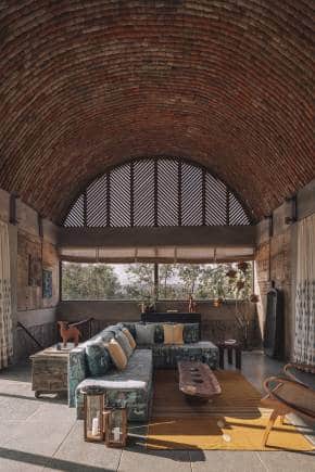 The ceiling is made up of a series of burnt clay cups inserted into one another. This technology is called vault roofing
