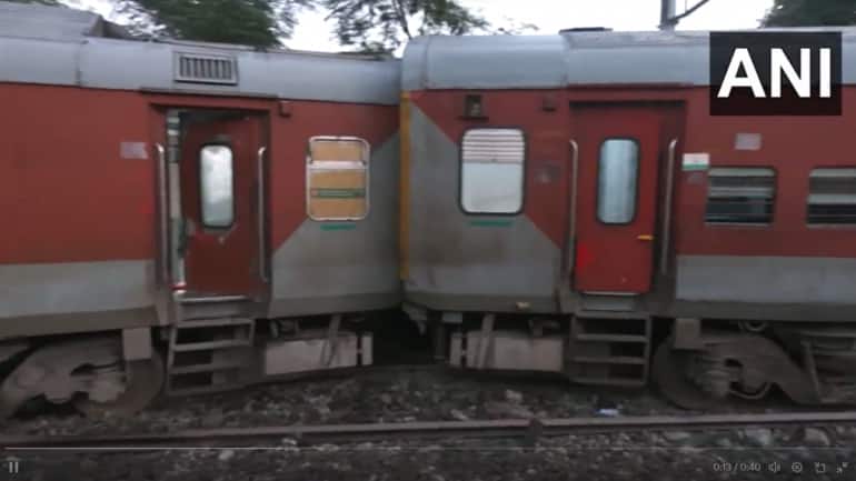 Two coaches of Patalkot Express train catch fire in Agra, 9 injured - Vimarsana News