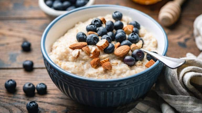 What to eat in a healthy diet oatmeal and almonds (Image: Canva)