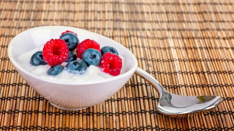 What to eat in a healthy diet yoghurt and berries (Image: Canva)
